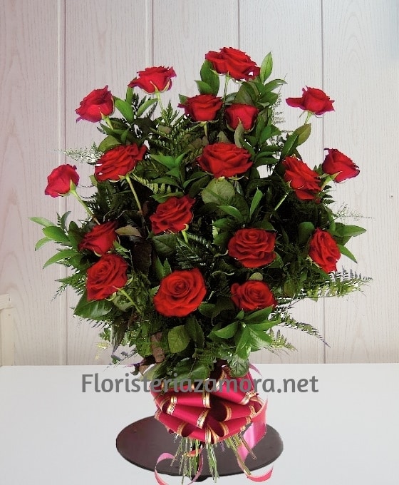 Ramo de flores fúnebres de 18 rosas rojas